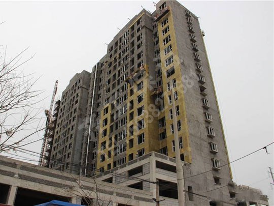 開(kāi)封巖棉板經(jīng)過(guò)高溫融熔加工成的人工無(wú)機(jī)纖維